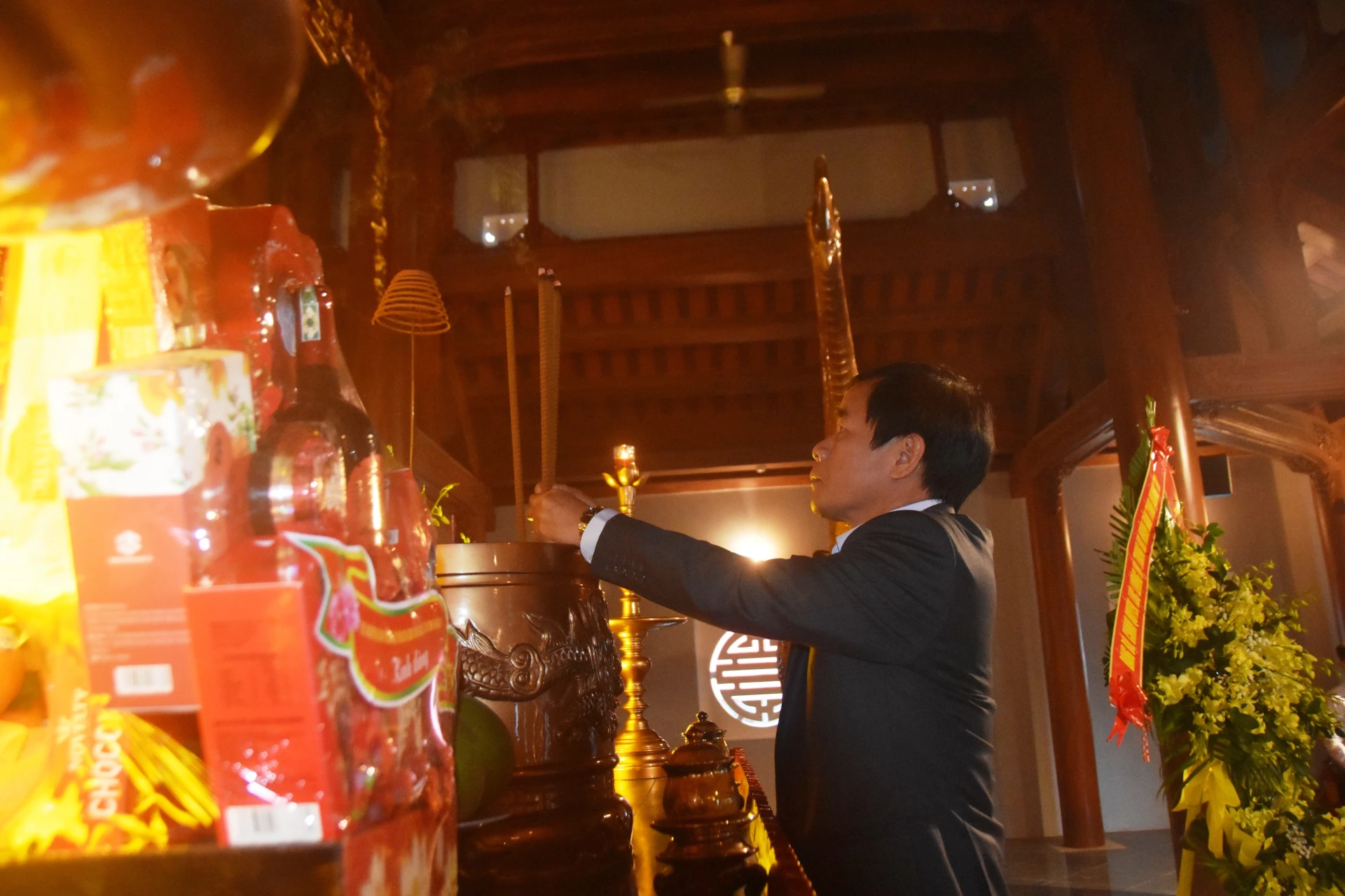 Đồng chí Bí thư Tỉnh ủy Nguyễn Văn Phương dâng hương tại Khu lưu niệm Tổng Bí thư Lê Duẩn - Ảnh: ĐV