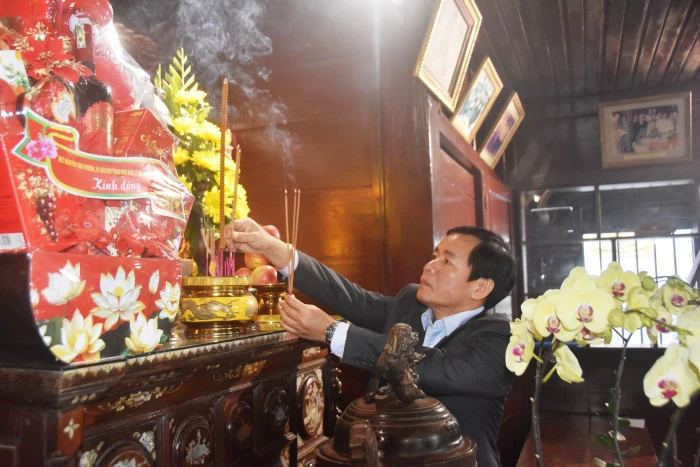 Đồng chí Bí thư Tỉnh ủy dâng hương tưởng niệm, tri ân Tổng Bí thư Lê Duẩn