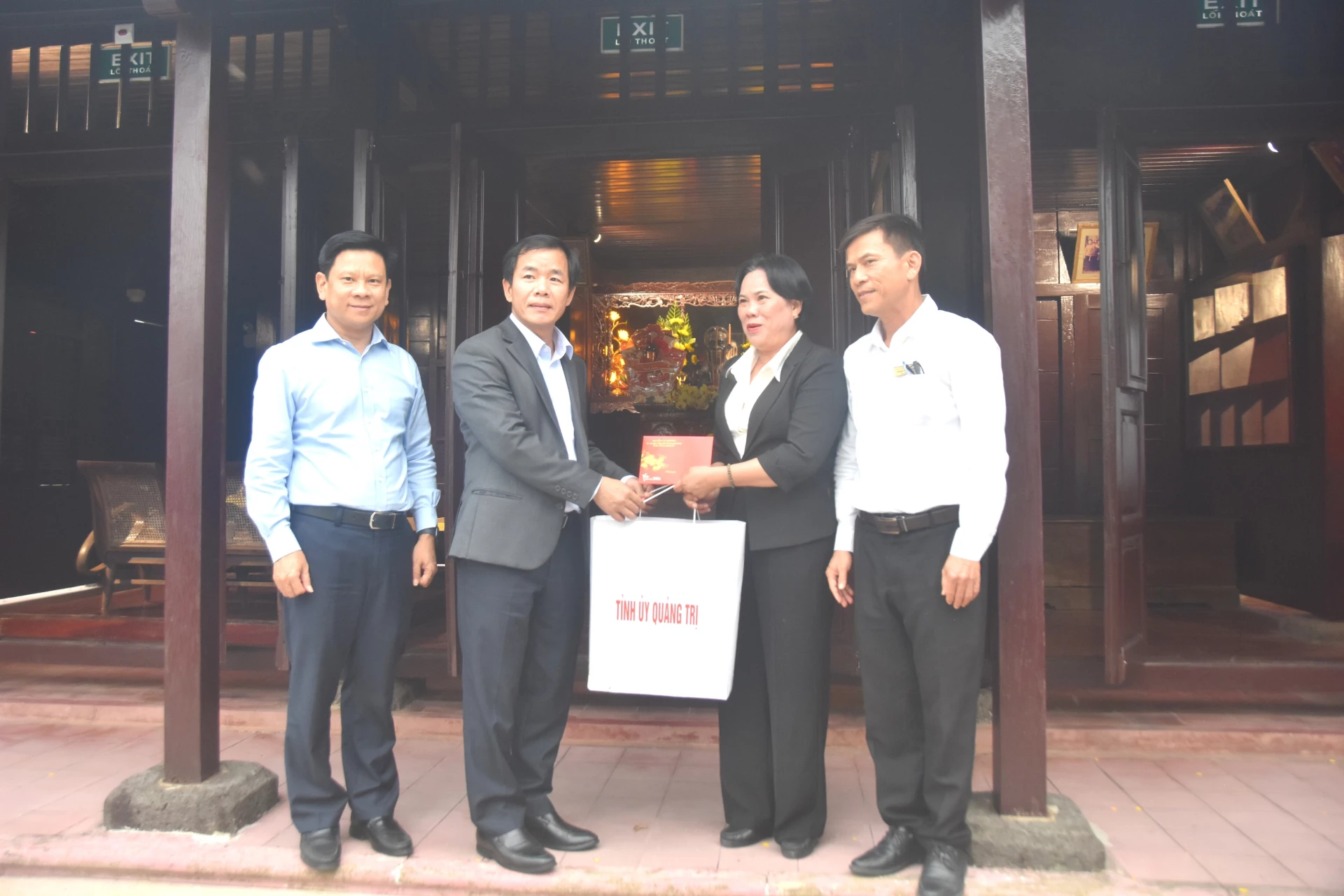 Đồng chí Bí thư Tỉnh ủy Nguyễn Văn Phương trao tặng quà cho đội ngũ cán bộ, nhân viên Khu lưu niệm Tổng Bí thư Lê Duẩn - Ảnh: ĐV