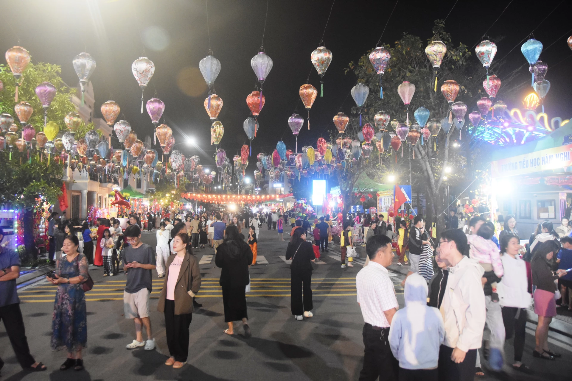 Chương trình tuyến đường “Hương Tết Việt” thu hút đông đảo người dân và khách tham quan - Ảnh: ĐV