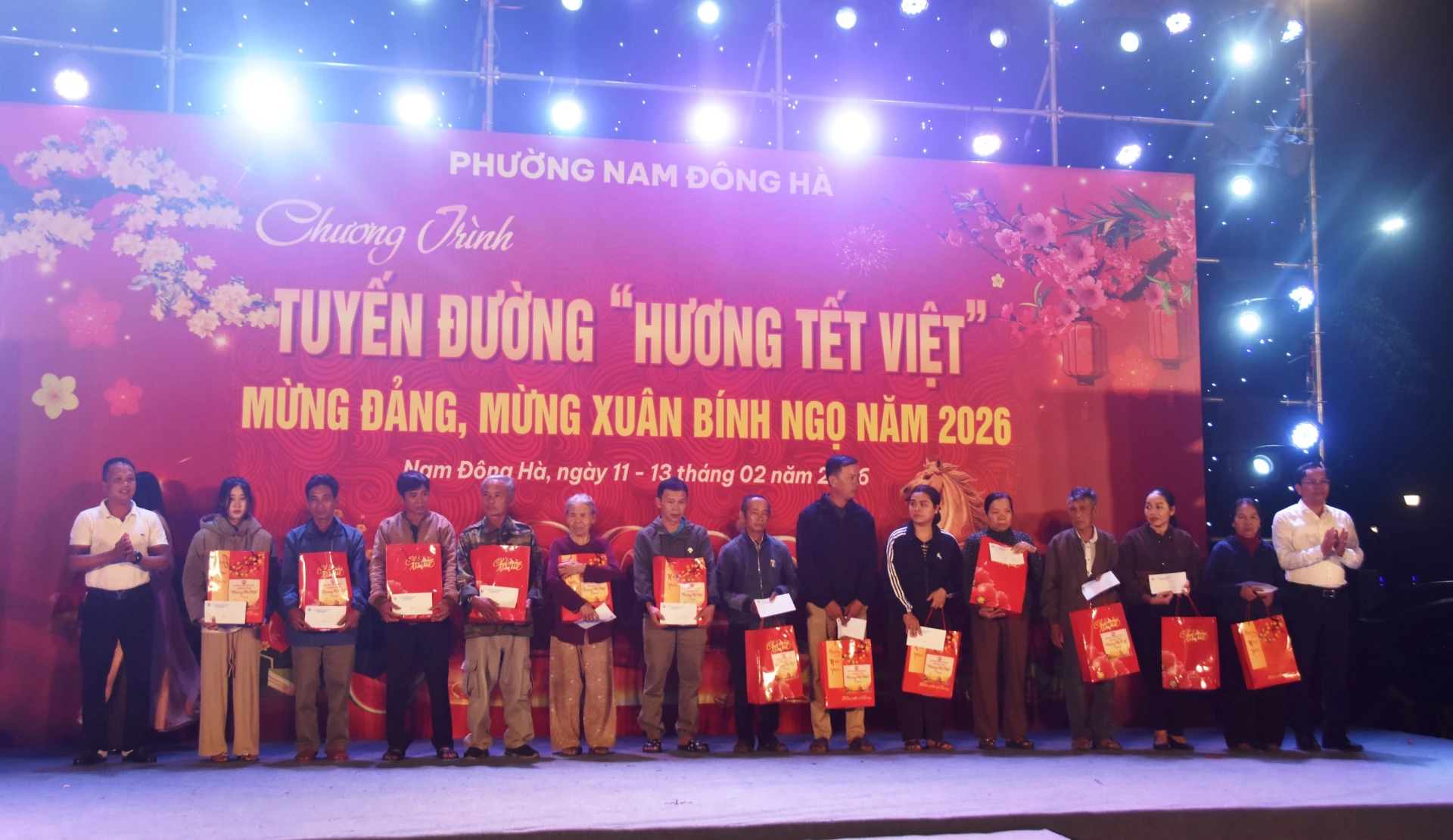 Trao quà cho các hộ gia đình có hoàn cảnh khó khăn và trẻ em mồ côi trên địa bàn phường Nam Đông Hà - Ảnh: ĐV