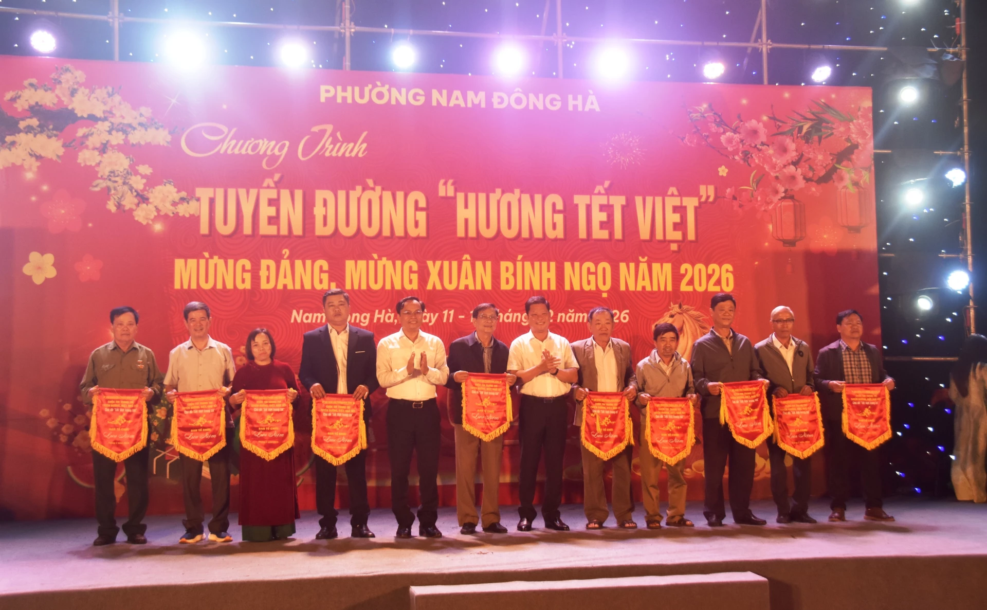 Trao thưởng các khu phố trang trí xuất sắc, nổi bật trí các tuyến đường của cuộc thi “Tết Việt trong tôi” - Ảnh: ĐV