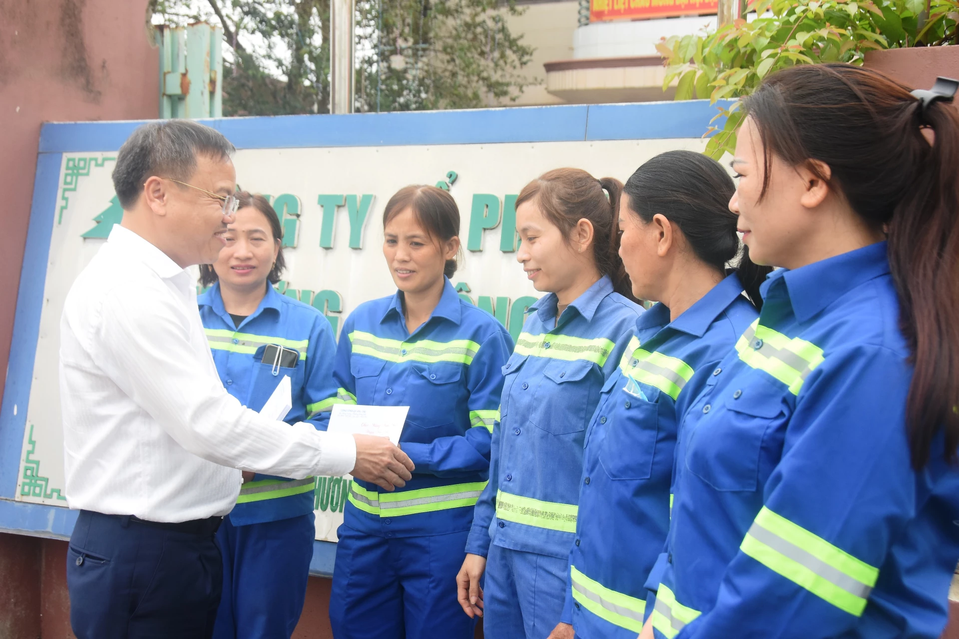 Phó Chủ tịch UBND tỉnh Lê Đức Tiến tặng quà, chúc Tết công nhân Công ty cổ phần Môi trường đô thị Đông Hà - Ảnh: ĐV