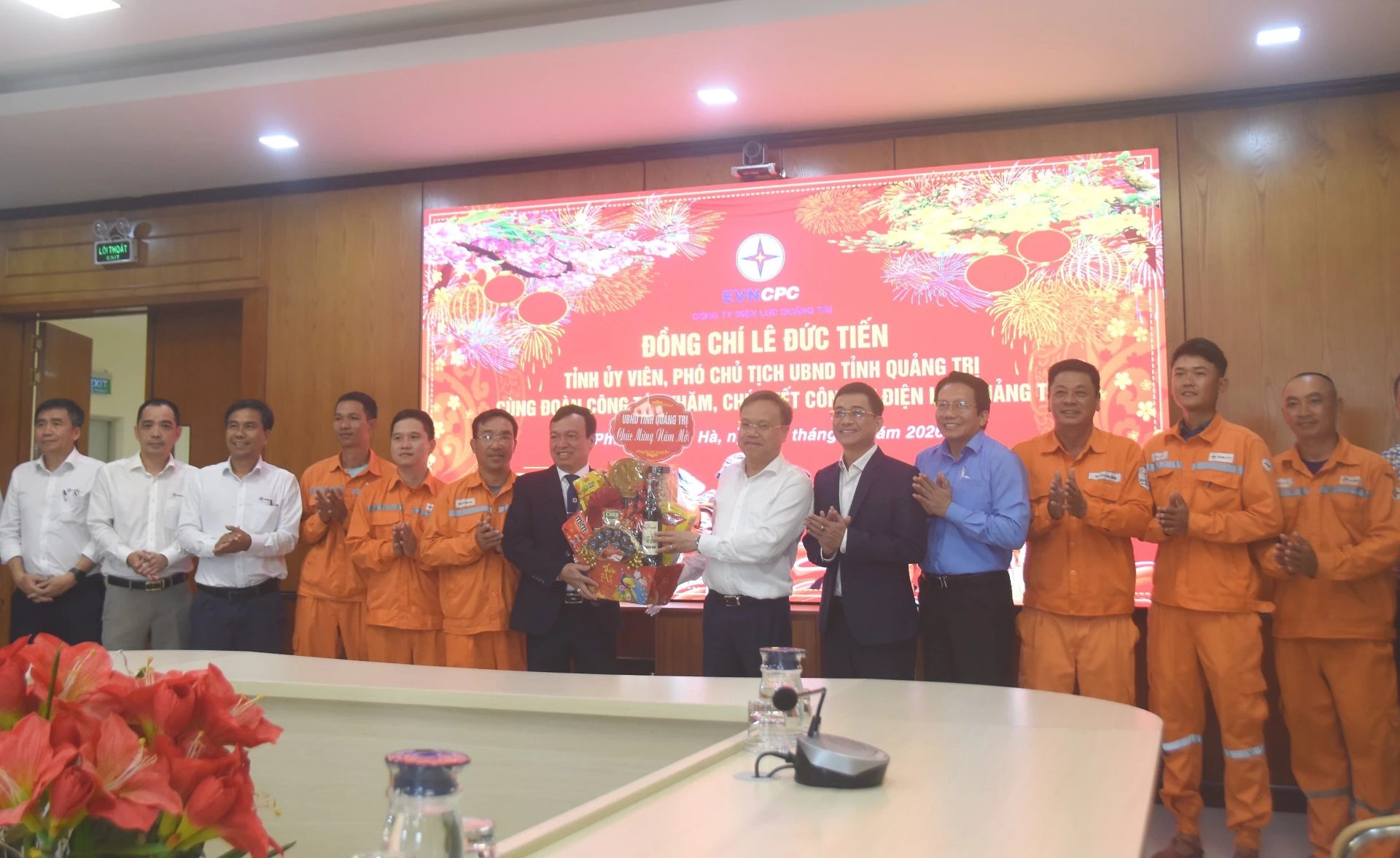 Phó Chủ tịch UBND tỉnh Lê Đức Tiến tặng quà cho cán bộ, công nhân viên chức Công ty Điện lực Quảng Trị - Ảnh: ĐV