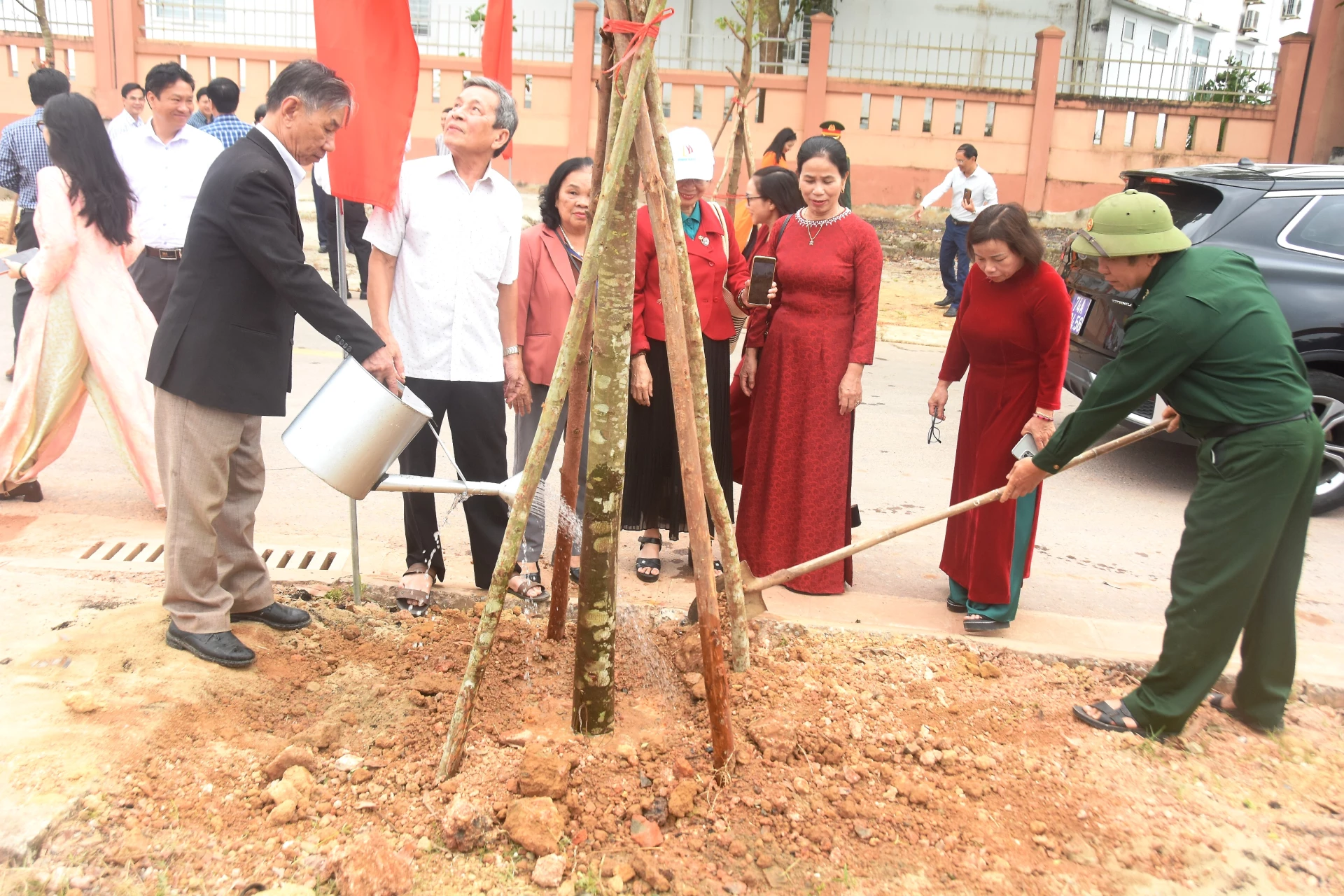 Cán bộ, Nhân dân phường Nam Đông Hà hưởng ứng trồng cây tại buổi lễ - Ảnh: ĐV