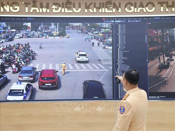 Cán bộ trực tại Trung tâm chỉ huy, theo dõi sát diễn biến giao thông thủ đô qua hệ thống camera tích hợp công nghệ AI, sáng 14/2/2026. Ảnh: TTXVN phát