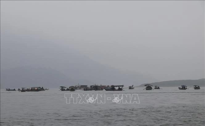 Toàn cảnh khu vực lực lượng tìm kiếm các nạn nhân mất tích liên quan đến vụ tai nạn giao thông đường thủy trên hồ Thác Bà, thuộc địa phận thôn Làng Cạn, xã Bảo Ái, tỉnh Lào Cai . Ảnh: Đinh Thùy/TTXVN