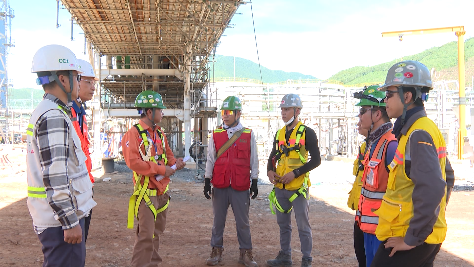 Kỹ sư Nguyễn Ngọc Giáp (thứ 3, từ trái sang) trao đổi với công nhân về việc tuân thủ an toàn lao động tại Trung tâm điều khiển Dự án Nhiệt điện Quảng Trạch I - Ảnh: N.T