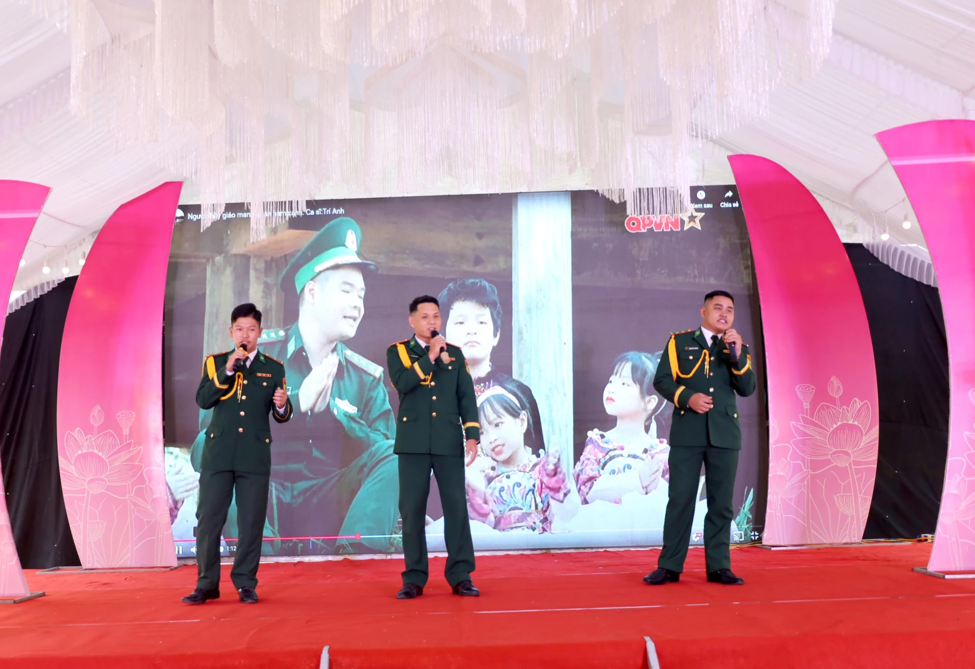 Một tiết mục văn nghệ tại buổi gặp mặt - Ảnh: V.Minh