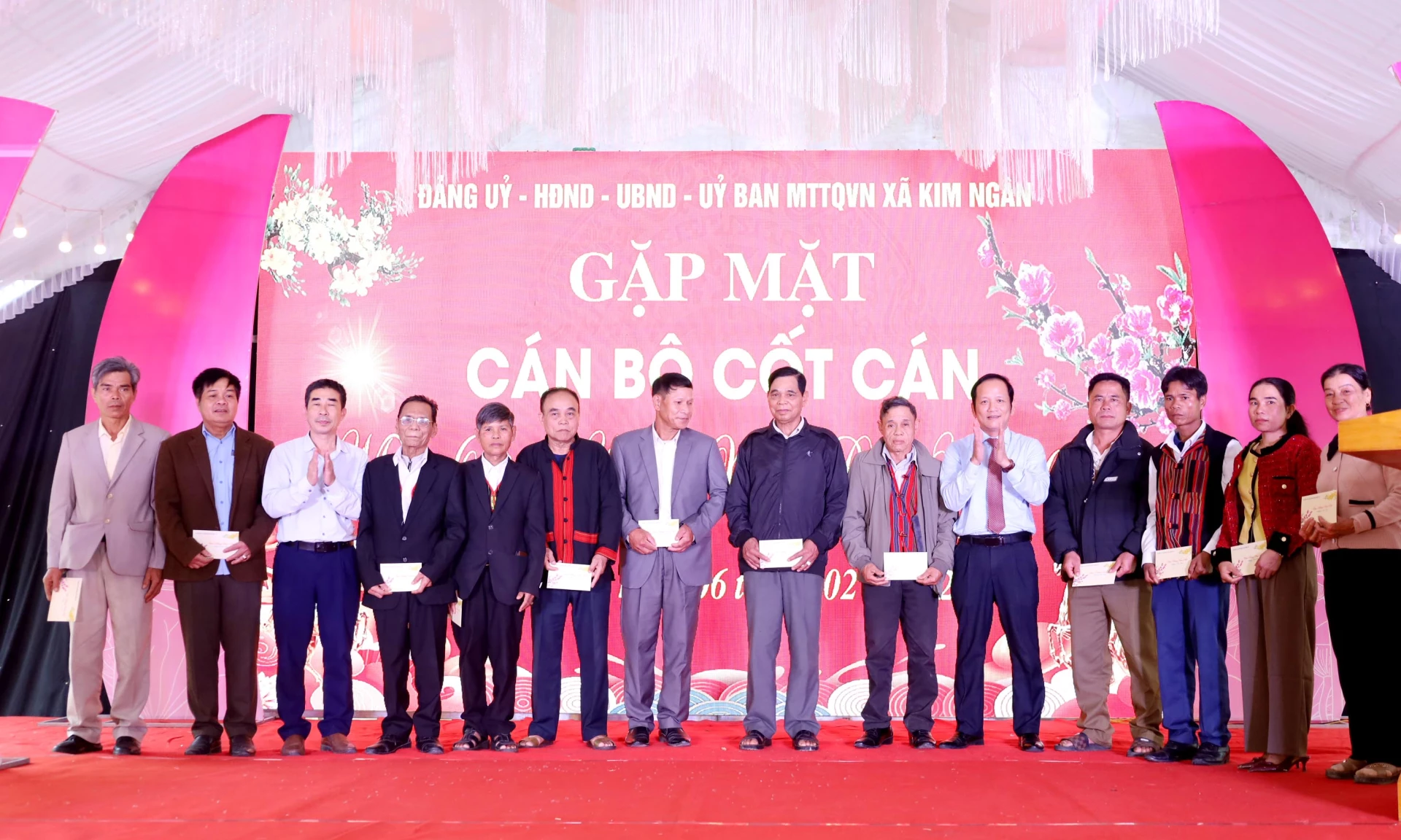 Các già làng, người có uy tín tại xã Kim Ngân được tặng quà trong buổi gặp mặt - Ảnh: V.Minh