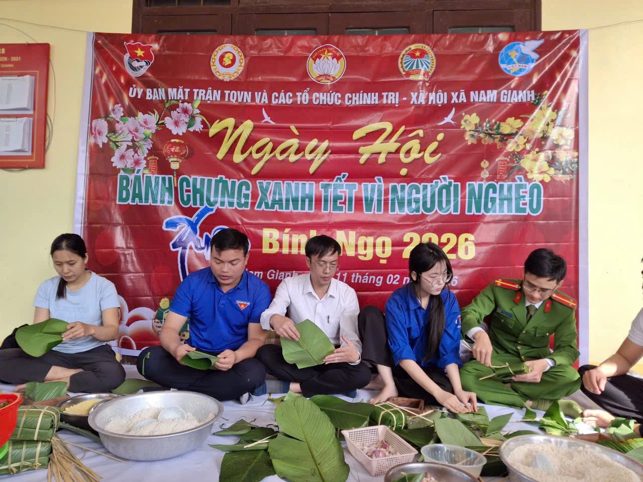 Đoàn viên thanh niên thanm gia gói bánh tại Ngày hội BAnh chưng xanh - Tết vì người nghèo năm 2026 - Ảnh: T.T