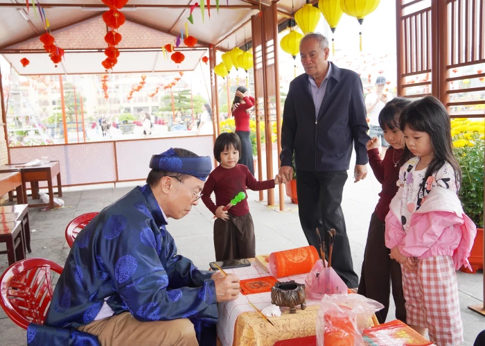 Nét đẹp tục xin chữ-cho chữ đầu năm