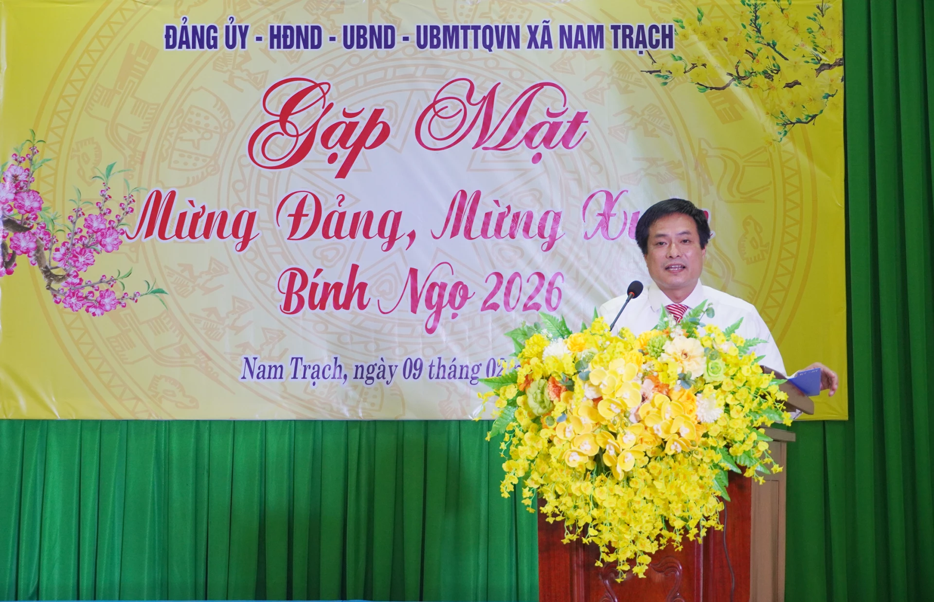 Đại diện lãnh đạo UBND xã Nam Trạch thông tin về kết quả kinh tế - xã hội xã Nam Trạch năm 2025 - Ảnh: L.M