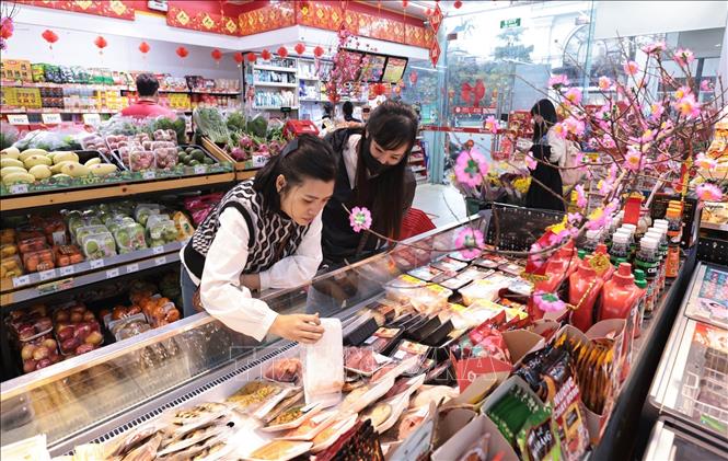 Người dân lựa chọn hàng hóa tại WinMart+ Royal City. Ảnh: Trần Việt/TTXVN