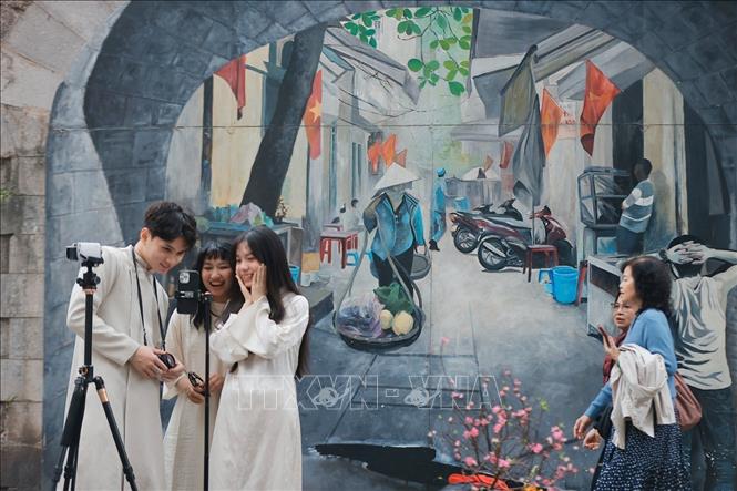 Không gian chợ hoa truyền thống Hàng Lược (Hà Nội) năm nay được mở rộng, kết nối với phố Hàng Mã và kéo dài sang khu vực Phùng Hưng. Ảnh: Minh Quyết/TTXVN