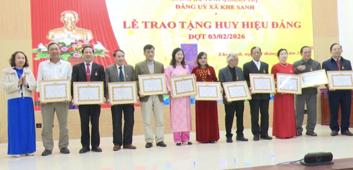 Đảng ủy xã Khe Sanh: Trao tặng Huy hiệu Đảng cho 16 đảng viên