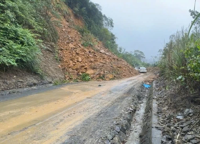 Sạt lở trên đường Hồ Chí Minh nhánh Tây đoạn qua xã Kim Ngân