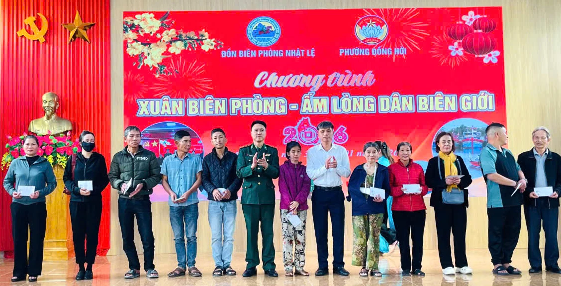 Đồn Biên phòng Nhật Lệ phối hợp với Ủy ban MTTQ Việt Nam trao quà tại Chương trình “Xuân Biên phòng- Ấm lòng dân biên giới” năm 2026 - Ảnh: ĐBP.