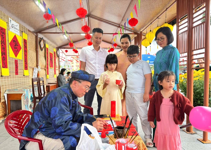 Vui xuân đón Tết đầm ấm, an toàn