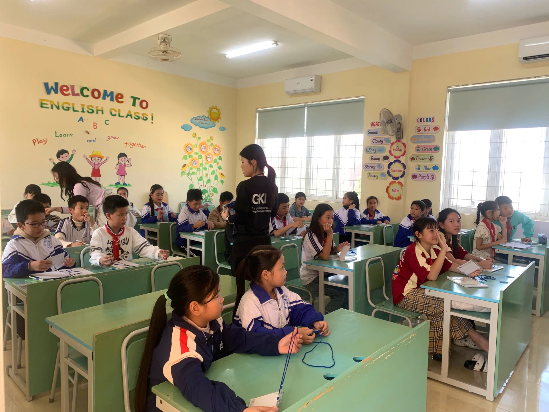 Những lớp học không khoảng cách. Ảnh: D.H