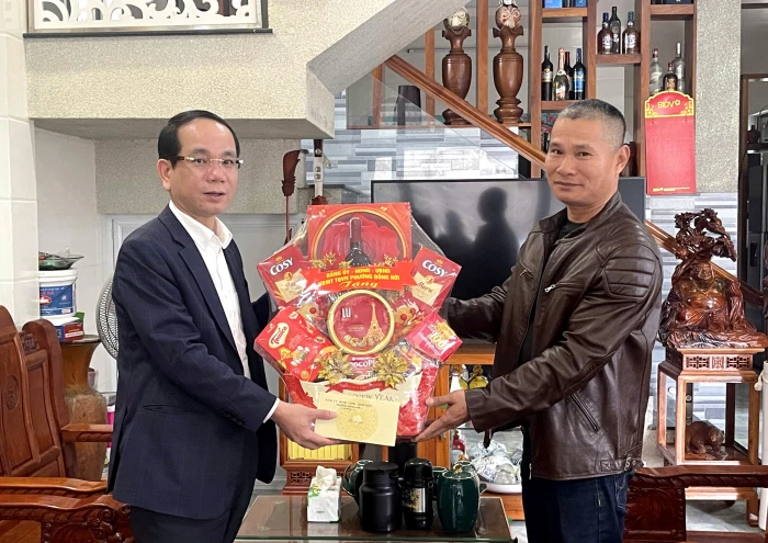 Lãnh đạo phường Đồng Hới thăm, chúc Tết gia đình chiến sĩ, gia đình chính sách và hộ nghèo