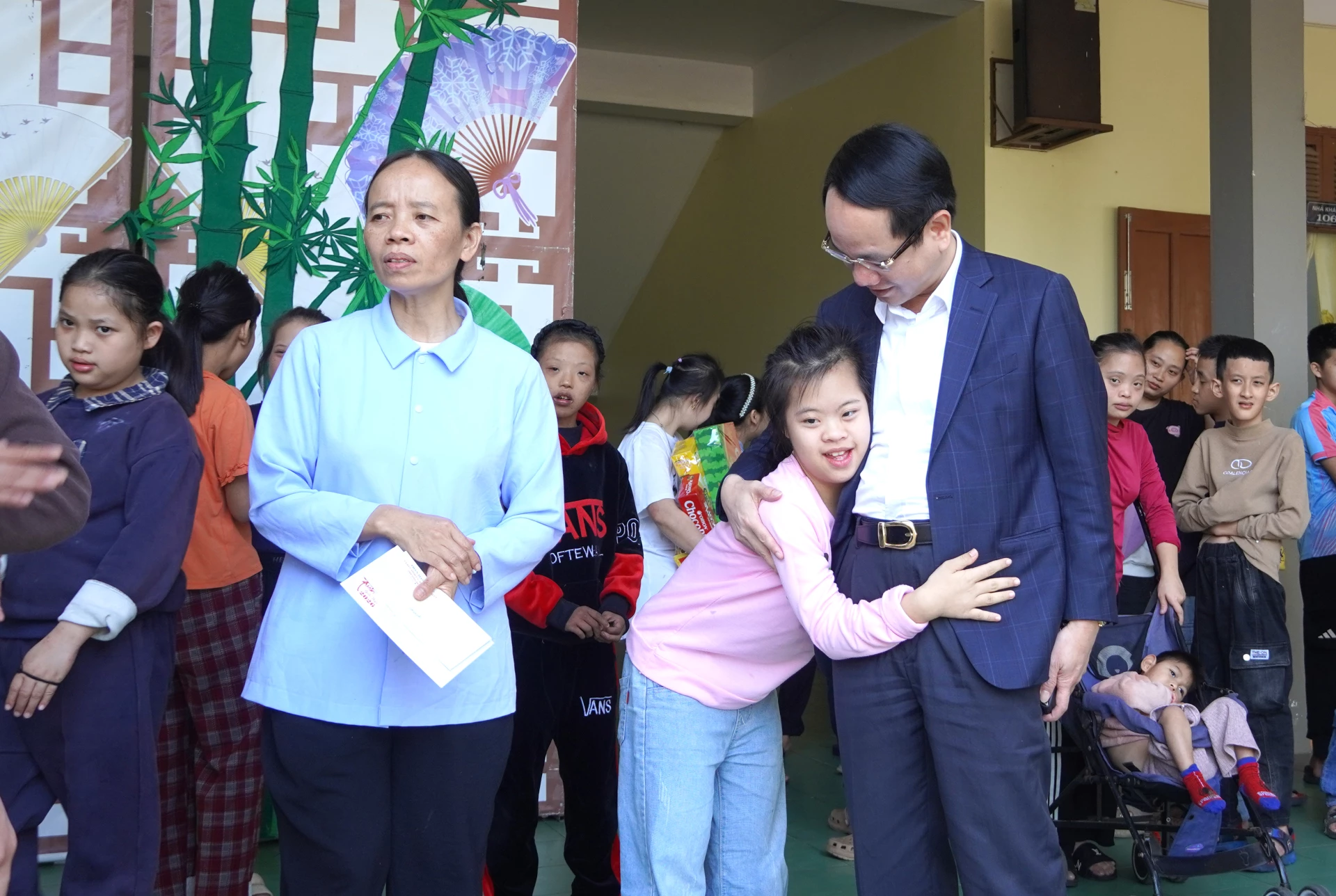 Đồng chí Bí thư Đảng ủy Đồng Hới Phan Mạnh Hùng tặng quà tại Mái ấm hy vọng Vincent, Cộng đoàn Hướng Phương - Ảnh: H.Tr.