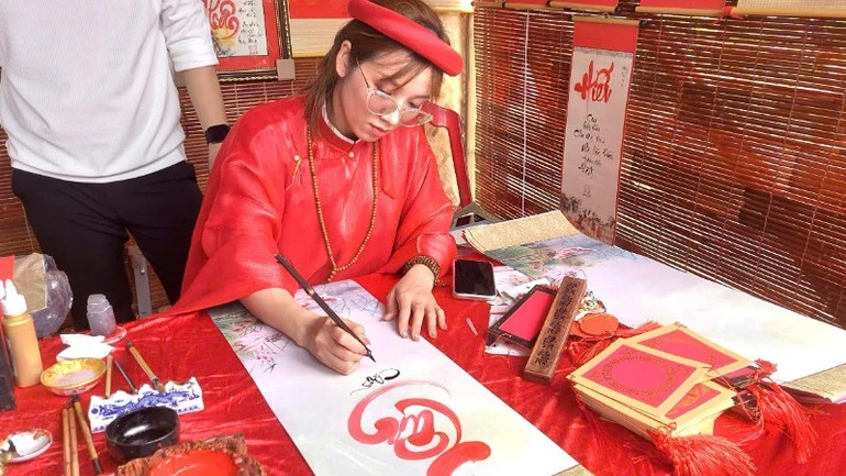 Cô đồ cho chữ ngày xuân tại chùa Hoằng Phúc.