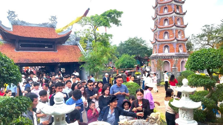 Từ sáng sớm, rất đông người dân đến chùa Hoằng Phúc chiêm bái, dâng hương.