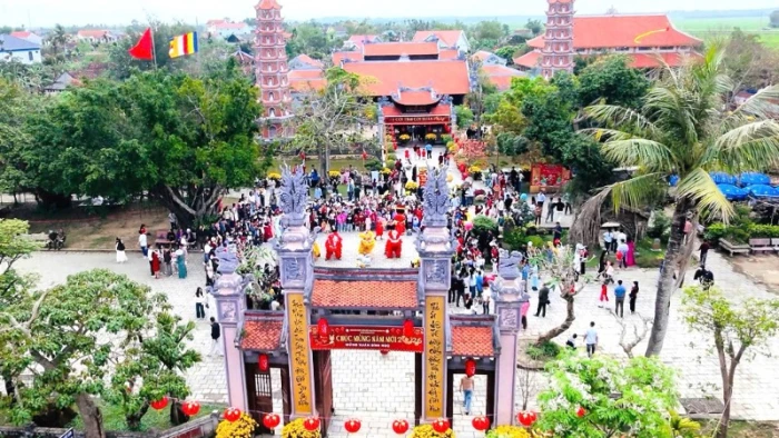 Dòng người đổ về các điểm du lịch tâm linh ở phía Bắc Quảng Trị chiêm bái, cầu an