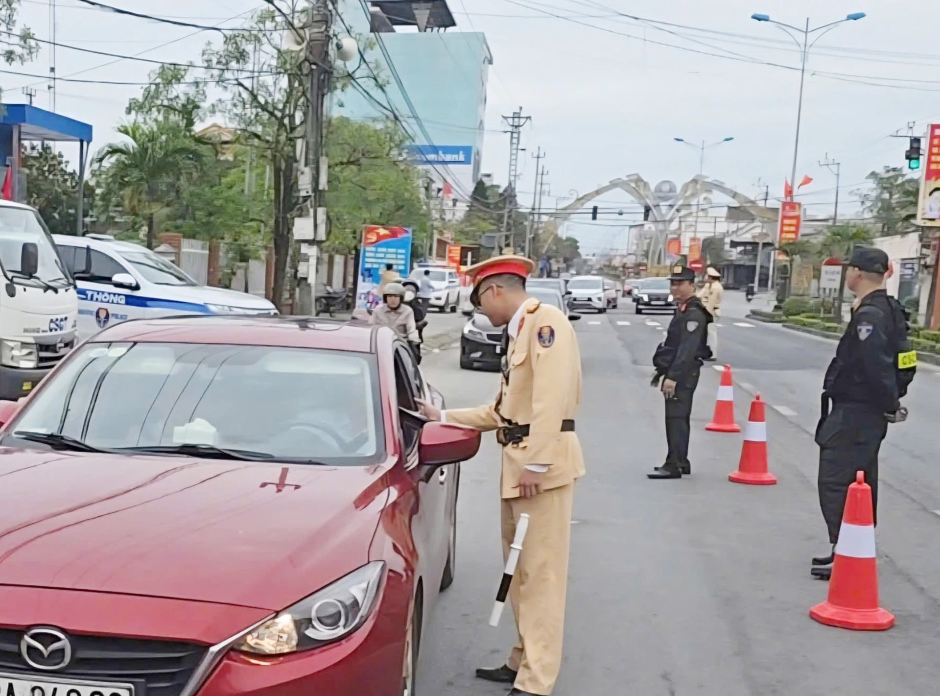 Lực lượng Công an tăng cường kiểm tra nồng độ cồn đối với người điều khiển xe ô tô. Ảnh: B.T