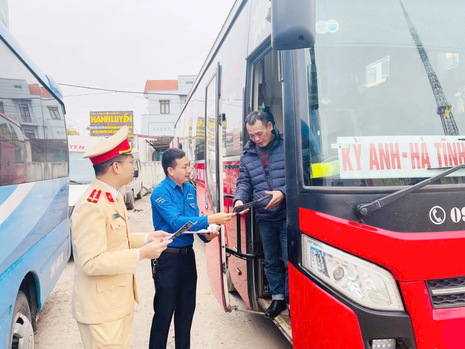 Lực lượng quản lý bến xe phối hợp với Cảnh sát giao thông tuyên truyền và kiểm tra phương tiện trước khi cho xuất bến - Ảnh: B.T