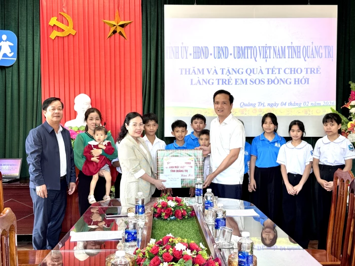 Đồng chí Phó Chủ tịch HĐND tỉnh thăm, chúc Tết gia đình chính sách và Làng trẻ em SOS Đồng Hới