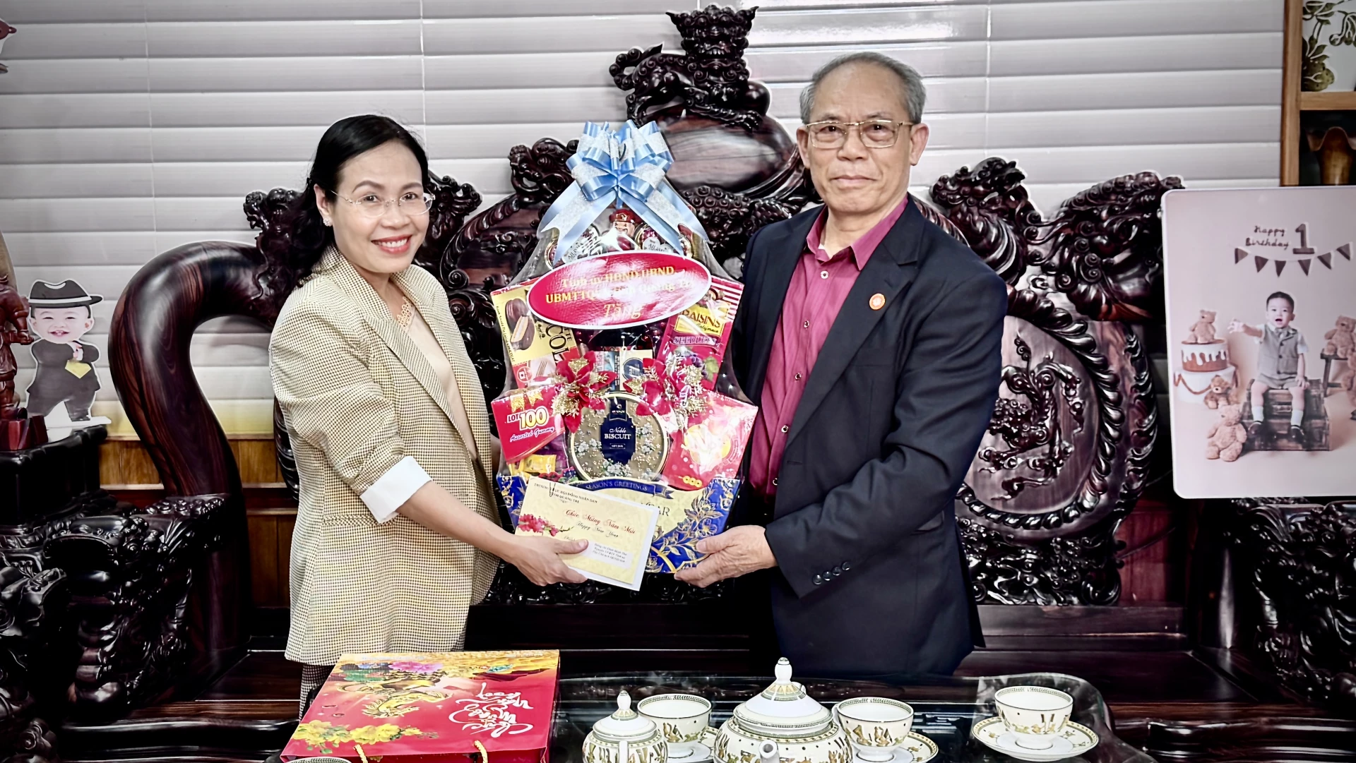 Đồng chí Phạm Thị Hân, UV BTVTU - Phó Chủ tịch HĐND tỉnh Quảng Trị thăm, chúc Tết gia đình đồng chí Đinh Minh Thử - Ảnh: Quang Ngọc.

