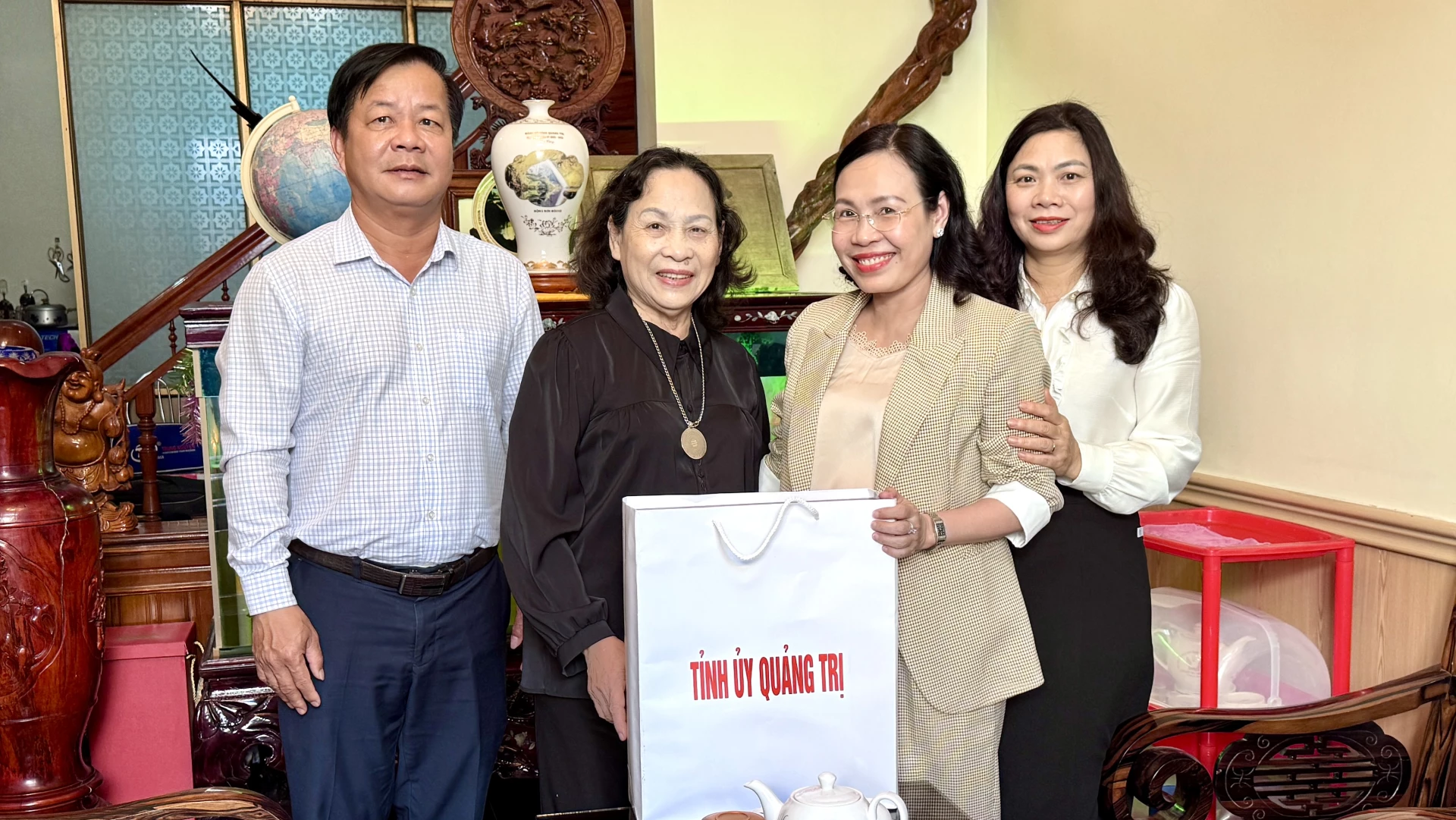  Đồng chí Phạm Thị Hân, UV BTVTU - Phó Chủ tịch HĐND tỉnh Quảng Trị thăm, chúc Tết gia đình đồng chí Bùi Thị Tuyến - Ảnh: Quang Ngọc.