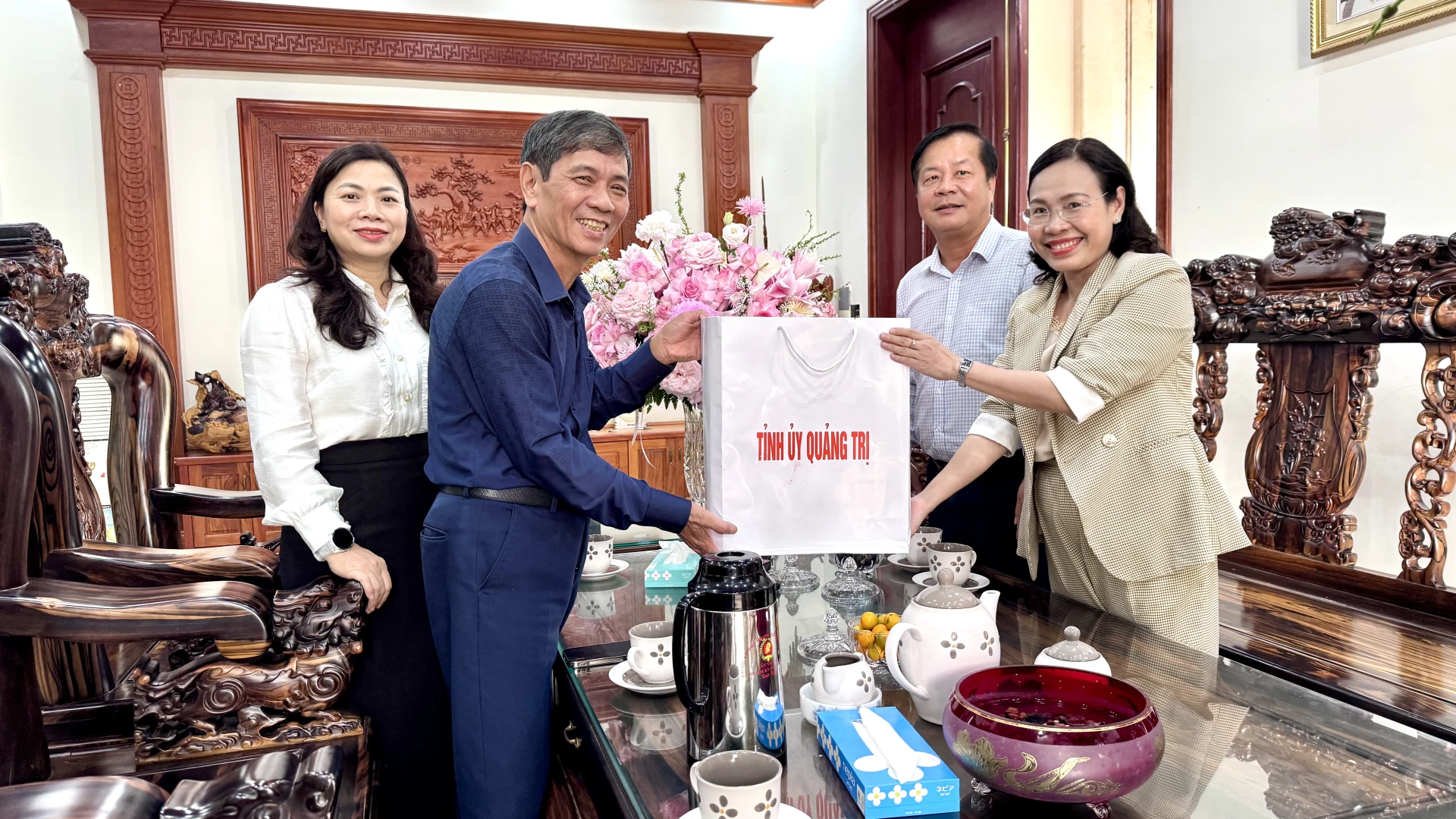 Đồng chí Phạm Thị Hân, UV BTVTU - Phó Chủ tịch HĐND tỉnh Quảng Trị thăm, chúc Tết gia đình đồng chí Lê Văn Phúc - Ảnh: Quang Ngọc.