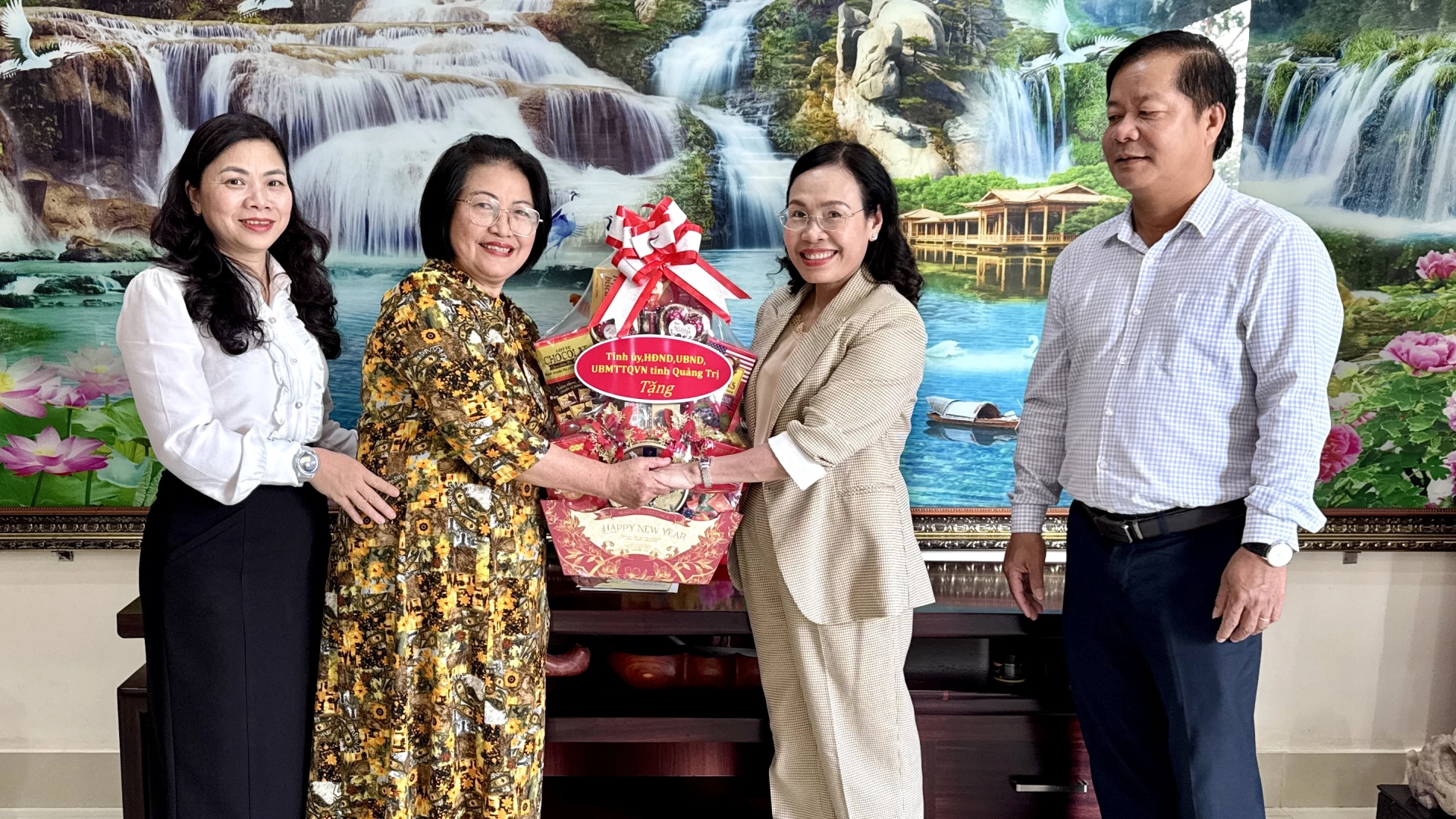 Đồng chí Phạm Thị Hân, UV BTVTU - Phó Chủ tịch HĐND tỉnh Quảng Trị thăm, chúc Tết gia đình đồng chí Nguyễn Thị Thanh Hương - Ảnh: Quang Ngọc.