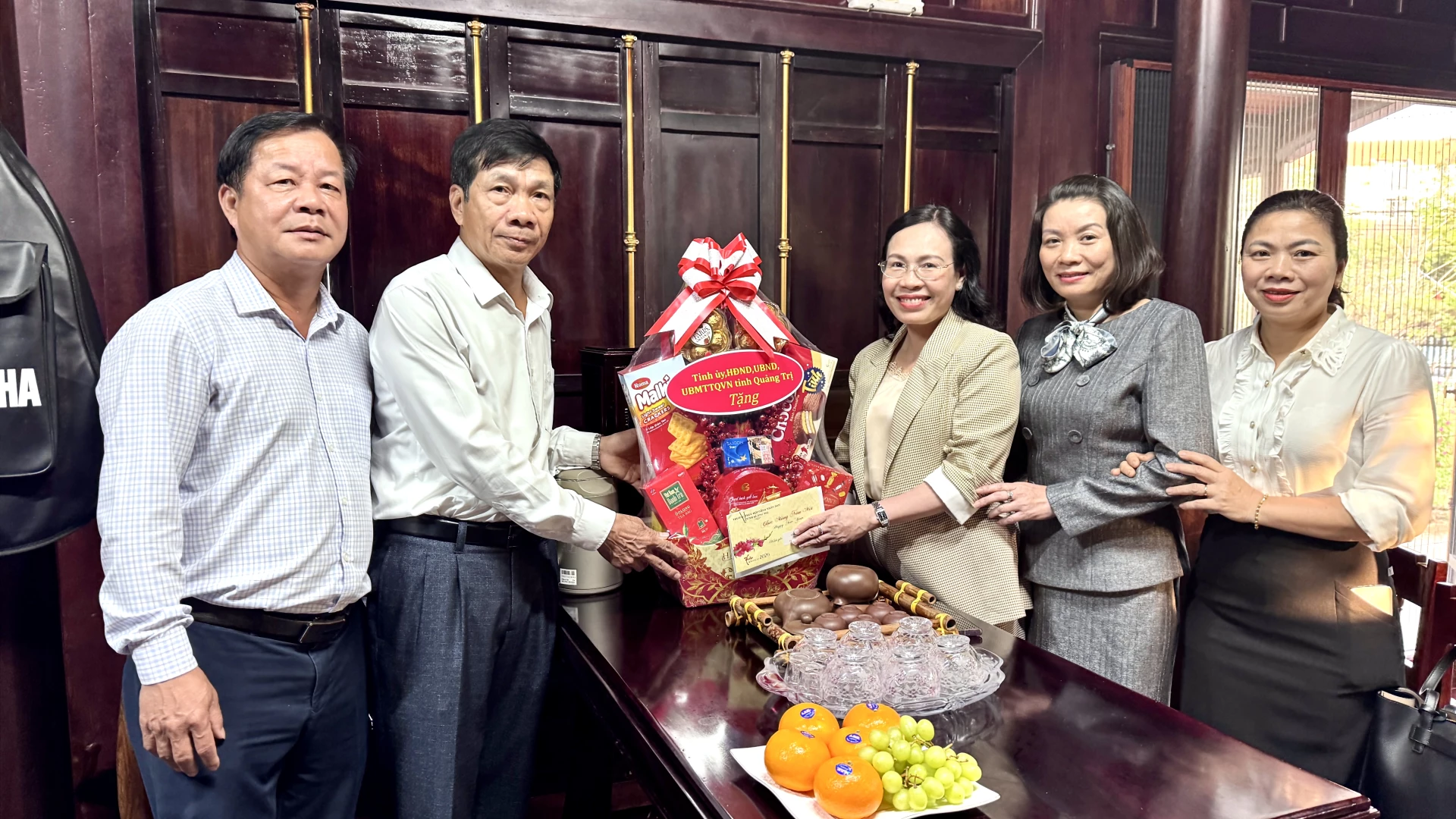 Đồng chí Phạm Thị Hân, UV BTVTU - Phó Chủ tịch HĐND tỉnh Quảng Trị thăm, chúc Tết gia đình đồng chí Nguyễn Công Huấn - Ảnh: Quang Ngọc.