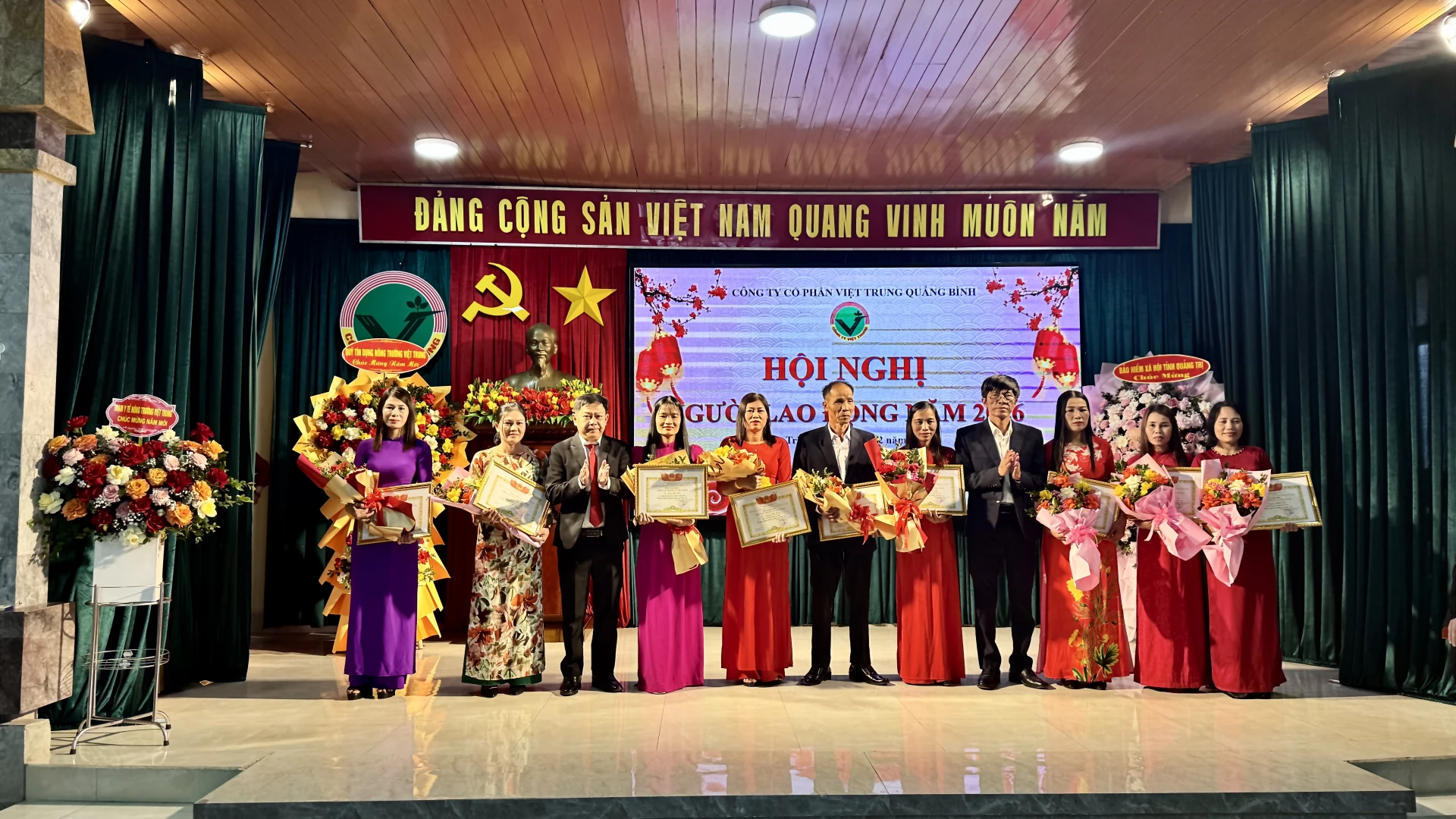 Công ty Cổ phần Việt Trung Quảng Bình tặng thưởng danh hiệu Chiến sỹ thi đua cấp cơ sở các cá nhân hoàn thành xuất sắc nhiệm vụ - Ảnh: Quang Ngọc.