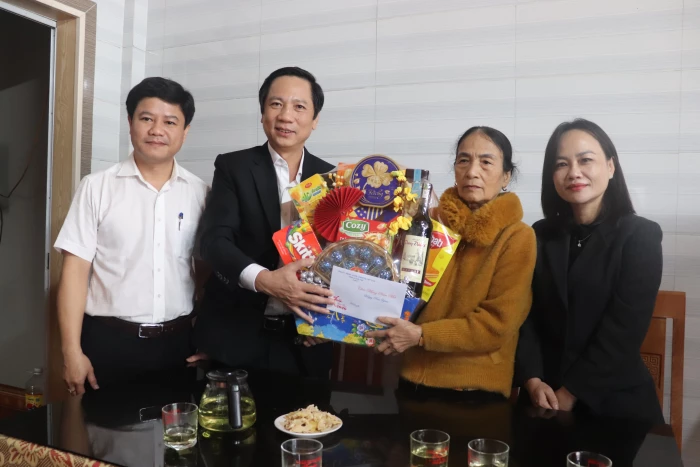 Phó Chủ tịch Thường trực UBND tỉnh Hoàng Nam thăm, chúc Tết gia đình chính sách và các đồng chí nguyên lãnh đạo tỉnh