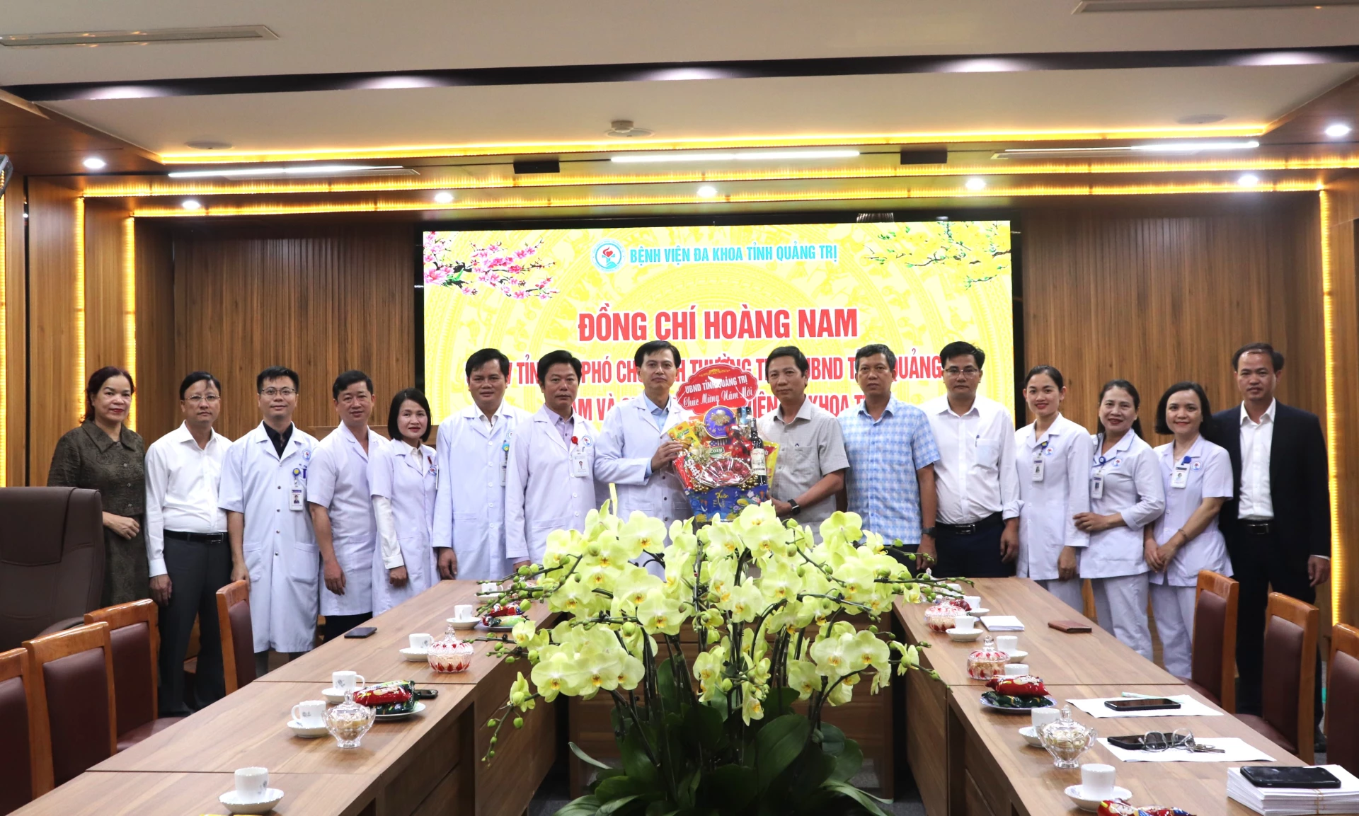 Đồng chí Hoàng Nam tặng quà cho cán bộ, bác sĩ tại Bệnh viện Đa khoa tỉnh - Ảnh: T.P