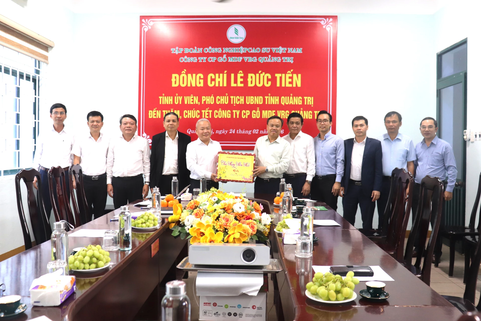 Đồng chí Lê Đức Tiến, Phó Chủ tịch UBND tỉnh tặng quà cho ban lãnh đạo Công ty CP gỗ MDF VRG Quảng Trị - Ảnh: T.P