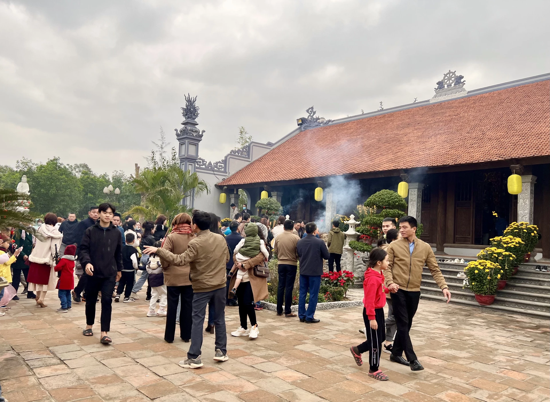 Chùa Hoằng Phúc thu hút nhiều lượt khách đến vãn cảnh, dâng hương dịp đầu xuân. Ảnh T.A