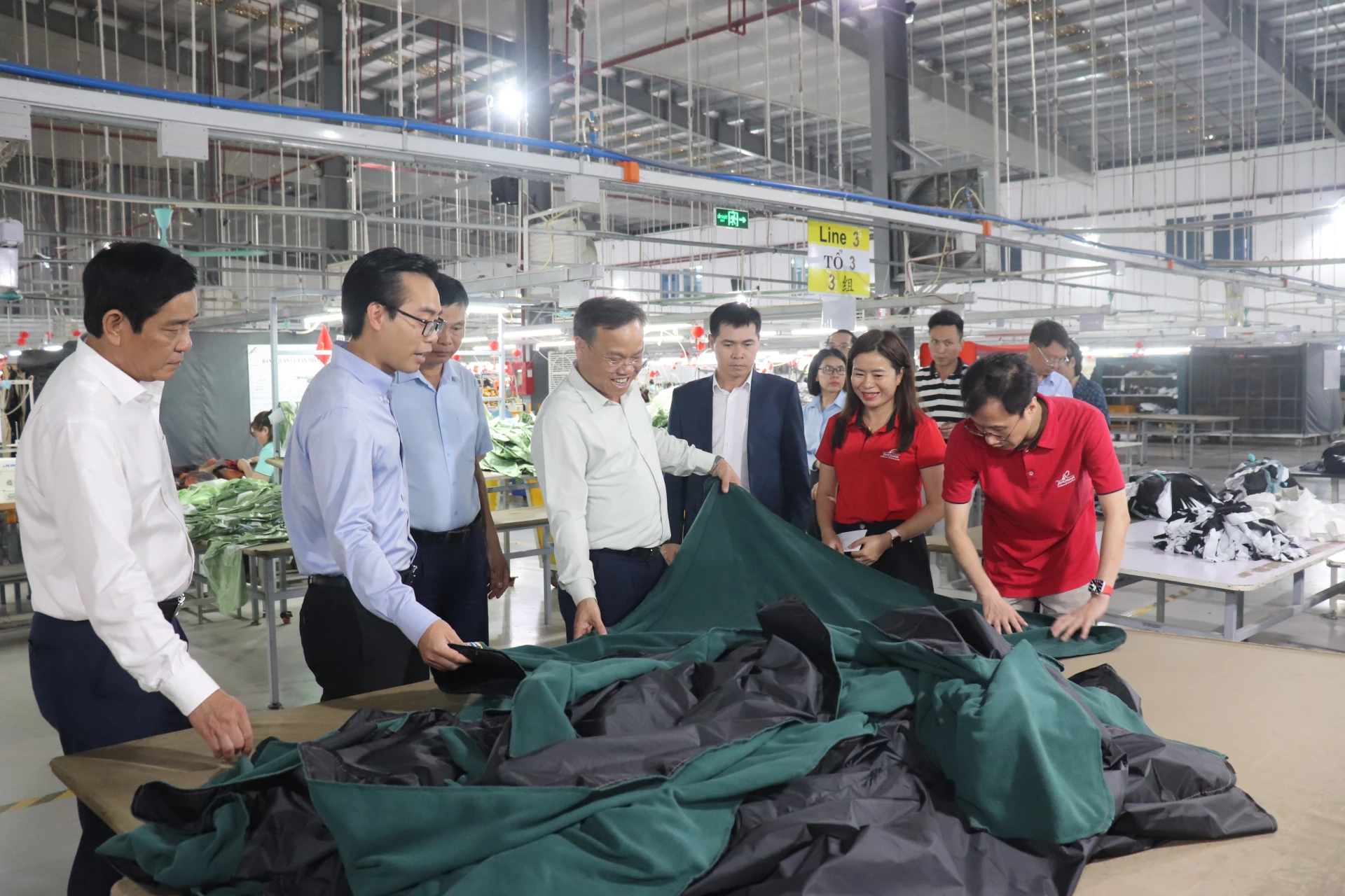 Đồng chí Lê Đức Tiến, Phó Chủ tịch UBND tỉnh đi kiểm tra tình hình sản xuất tại Công ty TNHH MTV dung cụ Du lịch Jinquan - Ảnh: T.P 