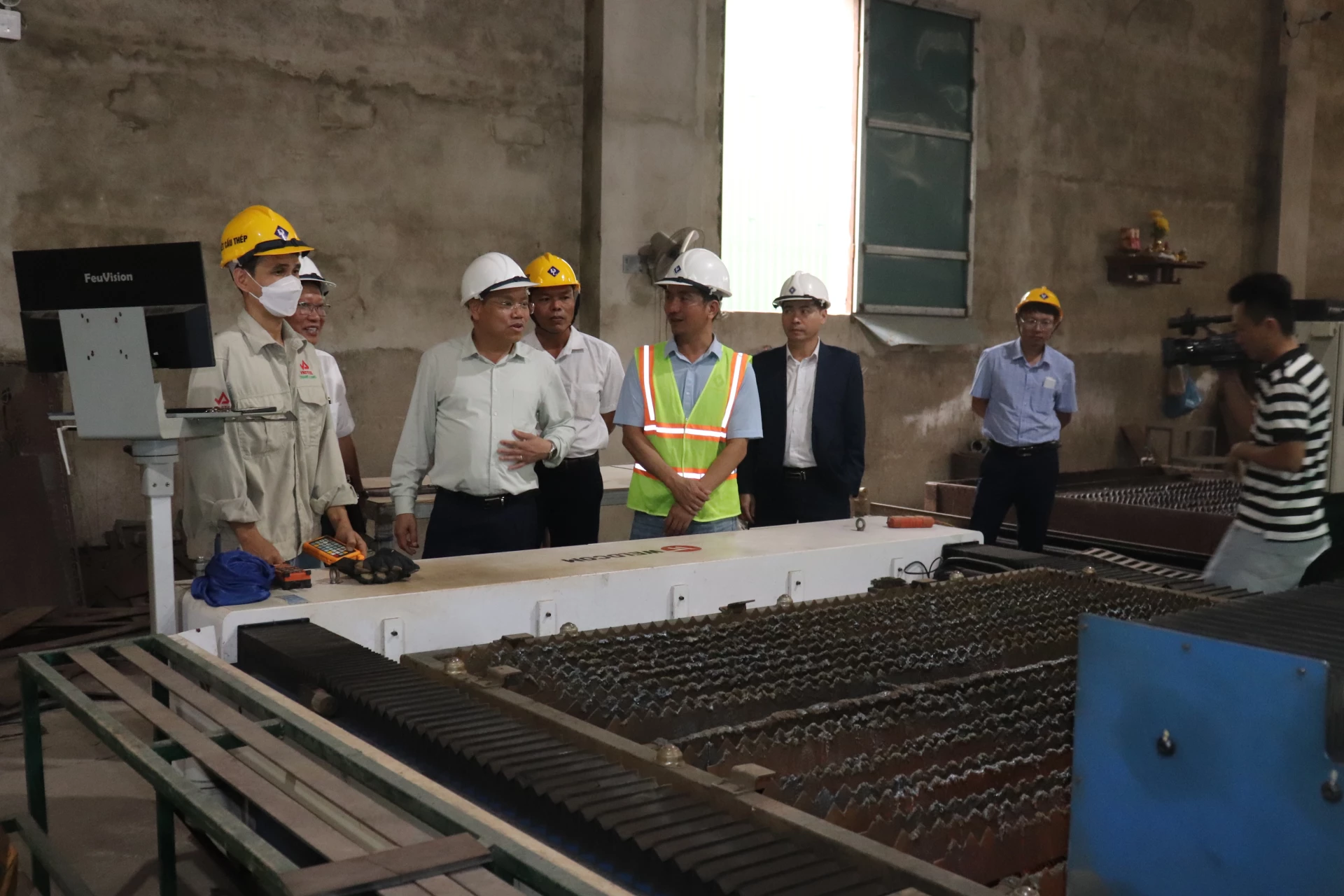 



Đồng chí Lê Đức Tiến, Phó Chủ tịch UBND tỉnh đi kiểm tra tình hình sản xuất tại Công ty TNHH Thương mại số 1 (Đoàn Luyến) - Ảnh: T.P 