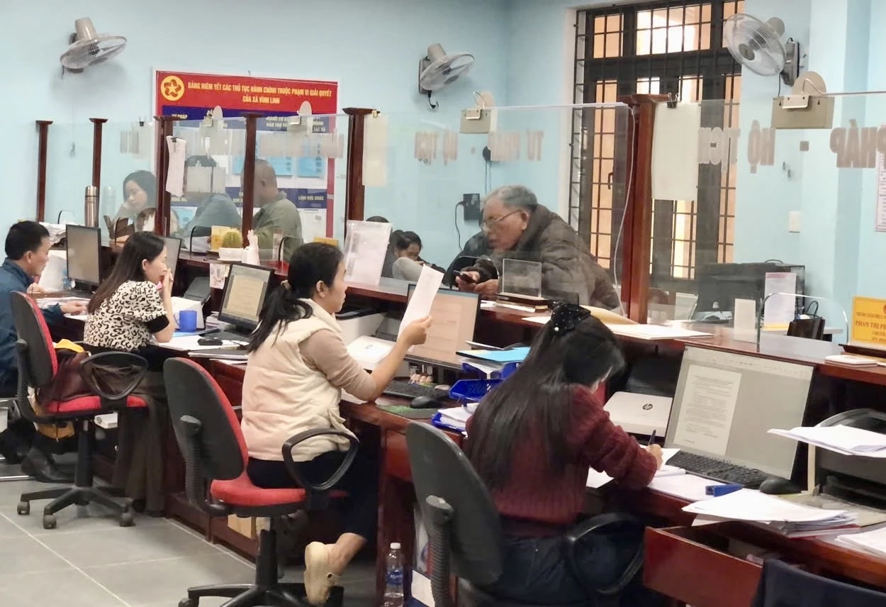 Đội ngũ cán bộ làm việc tại bộ phận một cửa các cấp luôn tích cực hỗ trợ người dân - Ảnh: T.A