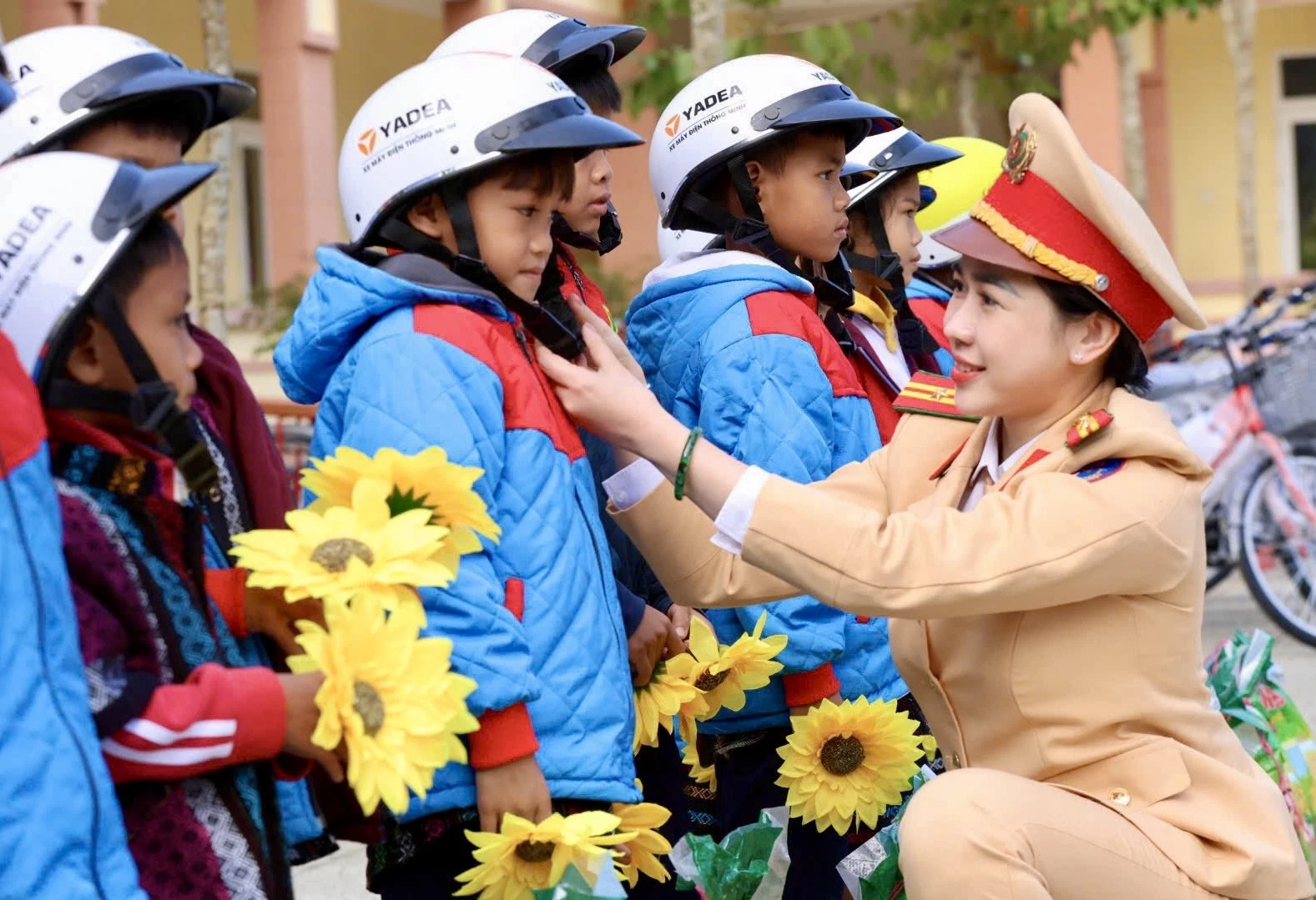 Những suất quà được trao đi góp phần tạo nguồn động lực để người nghèo, trẻ em có hoàn cảnh khó khăn vươn lên trong học tập, cuộc sống - Ảnh: T.A