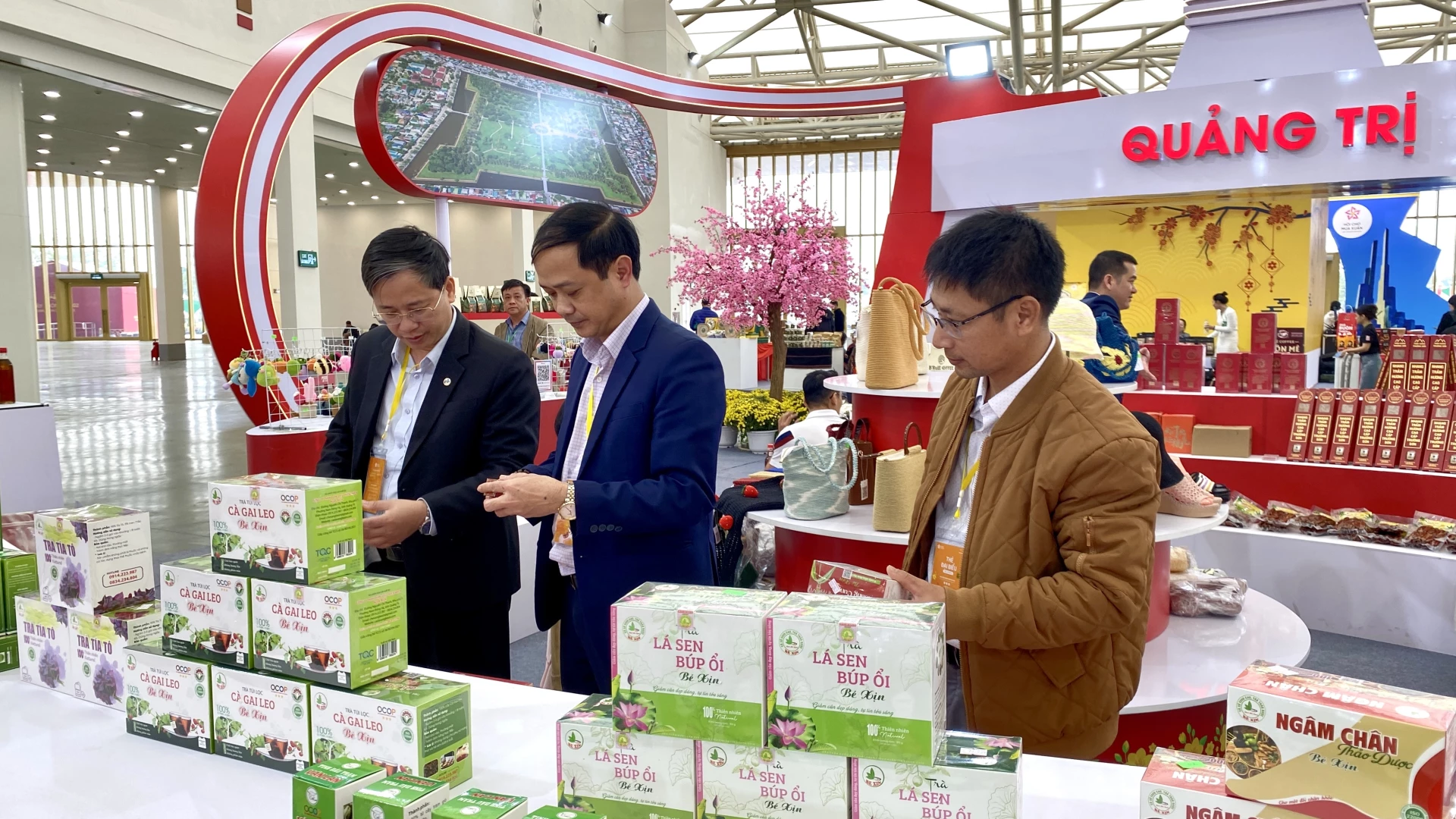 Gian hàng trưng bày sản phẩm của tỉnh Quảng Trị tại Hội chợ Mùa xuân năm 2026 - Ảnh: H.N