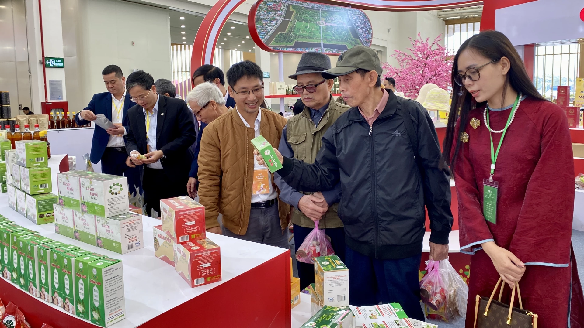 Khách hàng tham quan gian hàng trưng bày của tỉnh Quảng Trị tại Hội chợ Mùa xuân năm 2026 - Ảnh: H.N