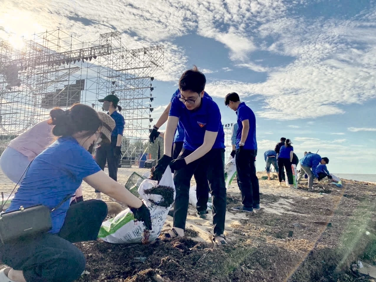 Đoàn viên, thanh niên tích cực tham gia bảo vệ môi trường-Ảnh T.A