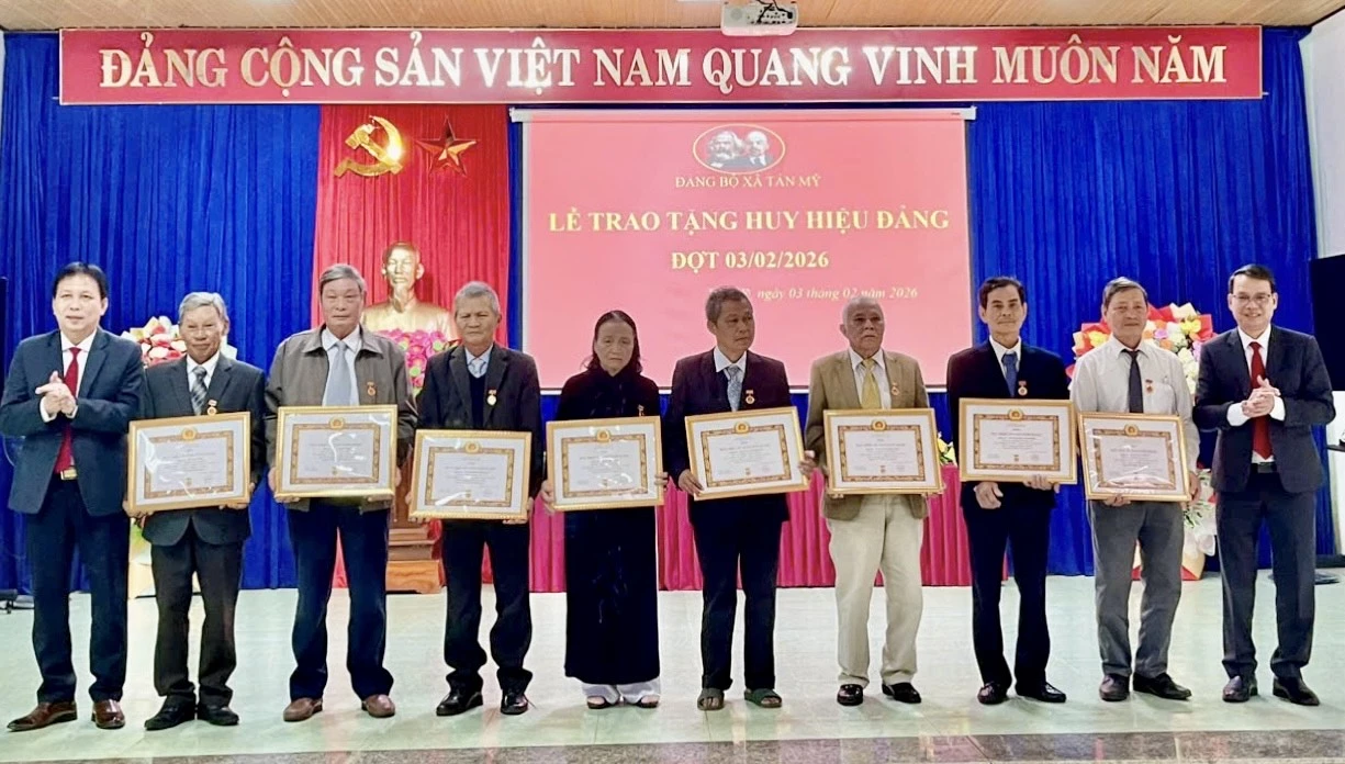 Các đảng viên được trao Huy hiệu Đảng có nhiều đóng góp quan trọng cho sự nghiệp cách mạng của Đảng và sự phát triển của địa phương qua các thời kỳ. Ảnh T.A